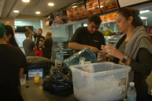 McDonald's en Venezuela habilitado como carpa médica.