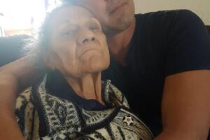 Eduardo Yanez y su mama