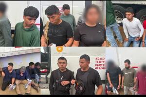 Agentes del DPS de Texas inspeccionan un tráiler en la IH-35 tras el hallazgo de 20 migrantes ocultos en su interior.