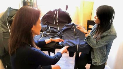 En 
<a href="https://www.univision.com/local/san-francisco-kdtv/hay-tallas-hasta-para-ninos-crean-las-primeras-sudaderas-a-prueba-de-balas-en-california">California</a> una emprendedora de Silicon Valley, diseÃ±Ã³ las primeras sudaderas a prueba de balas en el estado dorado.
<br>