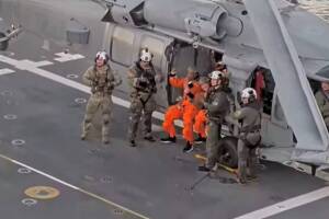 astronautas saludan desde el buque USS Murtha.jpg