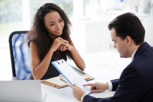 Mujer en una entrevista de trabajo