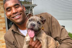 El chico de UPS quese fotogrwafía con los perros