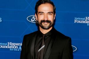 alfonso-herrera-fotos-actor-celebridad-batman.jpg