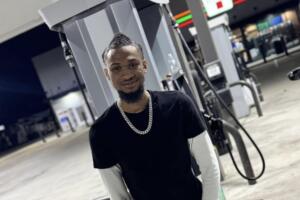 video asesinato gasolinera Houston Navidad sospechosos hispanos Desmond Butler homicidio China Town