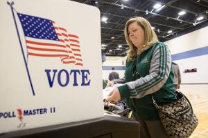 Mujer vota en elecciones primarias en EEUU