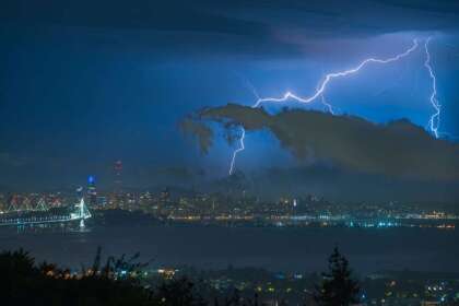 Las tormentas con relámpagos estaban en el pronóstico del Servicio Meteorológico Nacional (NWS), pero su intensidad fue mucho mayor a la anticipada. El evento climático tomó por sorpresa a los residentes de la Bahía de San Francisco y marcó una tregua momentánea de
<a href="https://www.univision.com/local/san-francisco-kdtv/emiten-alerta-de-propagacion-de-incendios-por-la-ola-de-calor-excesivo-en-el-area-de-la-bahia" target="_blank">la ola de calor excesivo</a>, sin embargo, la alerta por altas temperaturas continúa vigente.