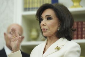 La fiscal general interina de los Estados Unidos para el Distrito de Columbia, Jeanine Pirro, durante su ceremonia de juramentación, el miércoles 28 de mayo de 2025, en la Oficina Oval de la Casa Blanca en Washington.