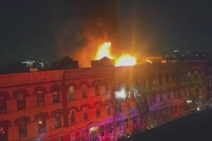 Tres heridos tras incendio masivo en edificio de apartamentos en Queens.