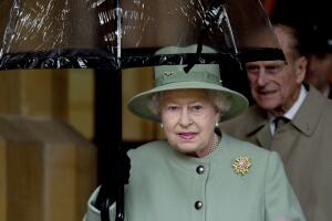 Reina Isabel II con paraguas