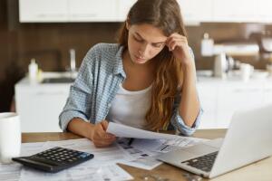 mujer-cuentas-finanzas.jpg