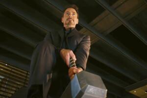 Tony Stark Iron Man con el martillo de Thor.jpg