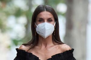 reina_letizia_frrente_vestido_negro.jpg