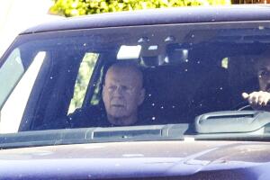 Bruce Willis en compañía de su guardaespaldas.