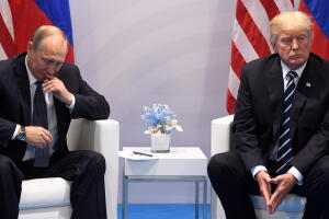 El presidente, Donald Trump, y su par ruso, Vladimir Putin, durante una reunión en la Cumbre del G20 en Hamburgo, Alemania, el 7 de julio de 2017. 