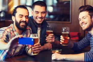 homens-selfie-drink.jpg