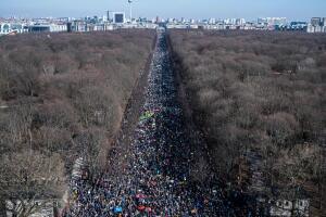 TOPSHOT-GERMANY-UKRAINE-RUSSIA-CONFLICT-PROTEST