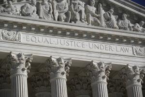 Detalle de la fachada de la Corte Suprema de Justicia en Washington DC.