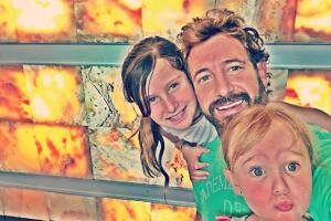 Gabriel Soto y sus hijas