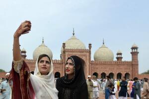Mujeres tomándose un selfie en Lahore