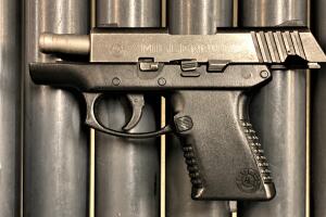 Armas robadas confiscadas a un hombre en el Aeropuerto Internacional de Filadelfia 