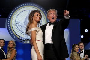 El presidente Donald Trump baila con la primera dama Melania Trump durante la gala inaugural en el Washington Convention Center el 20 de enero de 2017 en Washington, DC. 