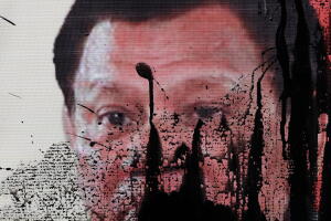 Una imagen del presidente filipino Rodrigo Duterte vandalizada durante una protesta en Manila contra la visita de Donald Trump.