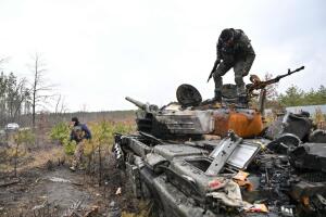 Tanque armado ruso destruido a las afueras de Kiev.