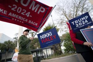 La base militante de Trump no es suficiente para ganar las elecciones y debe buscar votos en el electorado de centro.