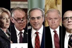 Betsy DeVos, Ryan Zinke, David Shulkin, Jeff Sessions y H.R. McMaster. Cualquiera de ellos podría ser el próximo en la lista.