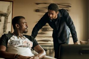 Seu Jorge e Alfred Enoch em "Medida Provisória"