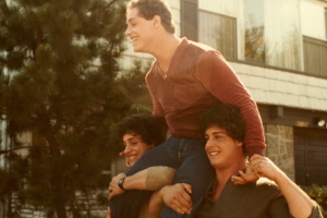 trillizos-separados-nacer-three-identical-strangers (1).png