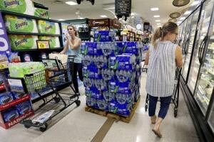 Los residentes en Charleston, Carolina del Sur, han estado comprando víveresen las últimas horas ante la eventualidad de que Florence impacte con toda su fuerza la región.