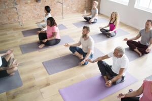 Personas haciendo yoga