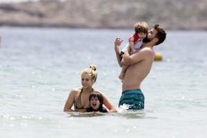 PREMIUM EXCLUSIVE Shakira, Pique y sus hijos disfrutan de sus vacaciones en Ibiza