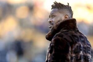 Antonio Brown se despidió de los Steelers tras nueve temporadas.