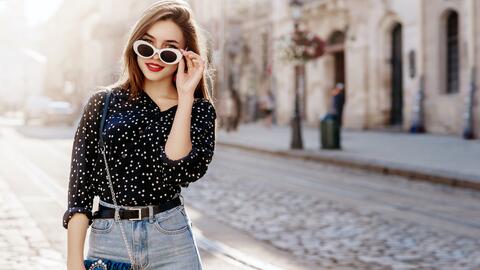 Hay tipos blusas que te ayudan a verte más delgada con mucho estilo: mira cuáles son | Estilo de Vida Moda Univision