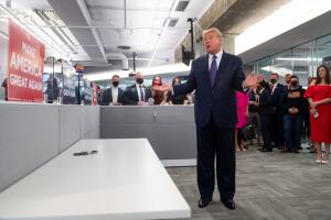 El presidente estadounidense Donald Trump pronuncia unas palabras en su comando de campaña en Arlington, Virginia, el 3 de noviembre del 2020.