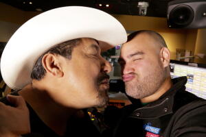 El Pelón y El Feo se dieron un beso