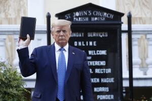 Trump y biblia
