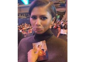 Zendaya posa con su estampita religiosa