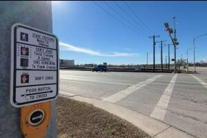 Autoridades investigan un choque en la carretera estatal 123, cerca de escuelas en San Marcos, Texas.