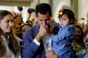 El presidente interino de Venezuela, Juan Guaidó, junto a su hija Miranda y su esposa, Fabiana Rosales durante una misa este domingo, en Caracas. 
