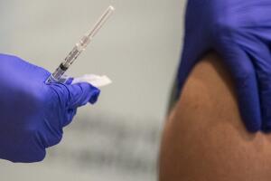 Ronald Reagan UCLA MedicalCenter Administers Its First Covid Vaccines To Hospital Staff