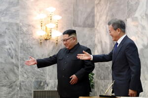 El presidente de Corea del Sur, Moon Jae-in (d) y el líder norcoreano Kim Jong-un (i) en la histórica reunión de Panmunjom, en Corea del Sur el 27 de abril de 2018.