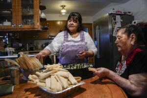 Inmigrantes cocinan tamales