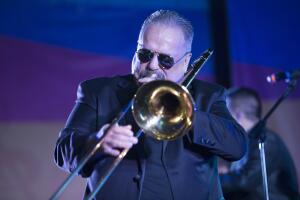 Willie Colón se une al tributo a Panamá en Premios Juventud 2025