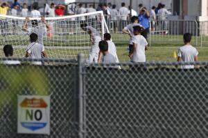 Niños inmigrantes juegan afuera de un antiguo sitio de Job Corps que ahora los alberga, el lunes 18 de junio de 2018 en Homestead, Florida. No se sabe si los niños cruzaron la frontera como menores no acompañados o si fueron separados de sus familiares.