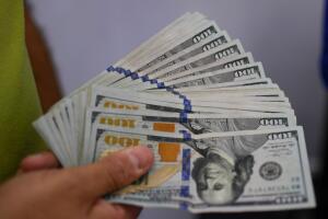 Expertos te dan algunas recomendaciones para usar el dinero que recibas como reembolso de tus impuestos. 