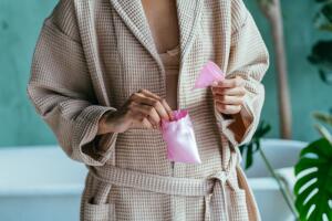 mujer-guardando-copa-menstrual.jpg